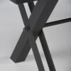 Détail du pied en forme de Croix alliant bois et métal, finition foncée gris Ardesia.