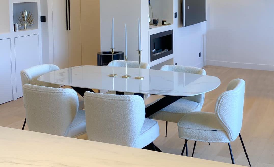 Table de salle à manger avec piètement design et plateau en verre