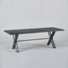 table en bois foncé avec pieds originaux en Croix