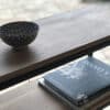 Détail du plateau en chêne et de l'étagère de la console étroite