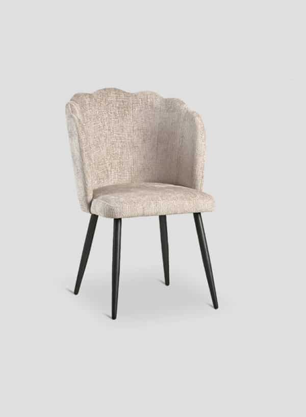 chaise de salle à manger confortable avec dossier arrondi au design original, tissu beige légèrement gaufré.