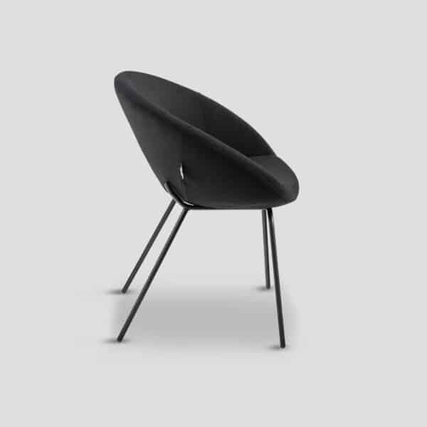 Vue de profil de la chaise arrondie pour table à manger, couleur noire