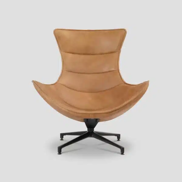 fauteuil confortable de salon en cuir véritable couleur cognac, vue de face