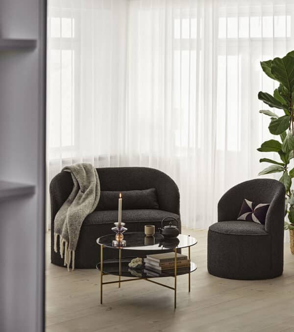 Salon composé d'un canapé 2 places, un fauteuil avec dossier arrondi et la table basse ronde avec double plateau en verre fumé