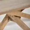 Détail du plateau et des pieds croisés avec la finition Old Pine.