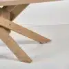 Pieds croisés avec la finition Old Pine.
