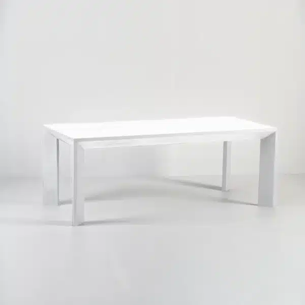 table à manger en bois massif avec la finition White Titanium.. Vue de face.