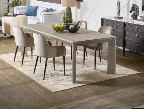 Table de salle à manger rectangulaire en bois et métal, avec 4 fauteuils avec accoudoirs, couleur Beige.