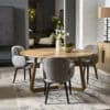 Table à manger ronde en chêne clair et chaises avec accoudoirs dotées d'une assise confortable