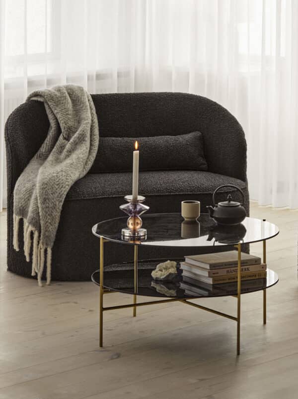 Table de salon ronde avec double plateau en verre présentée en arrière plan avec le canapé de 2 places arrondi gris foncé