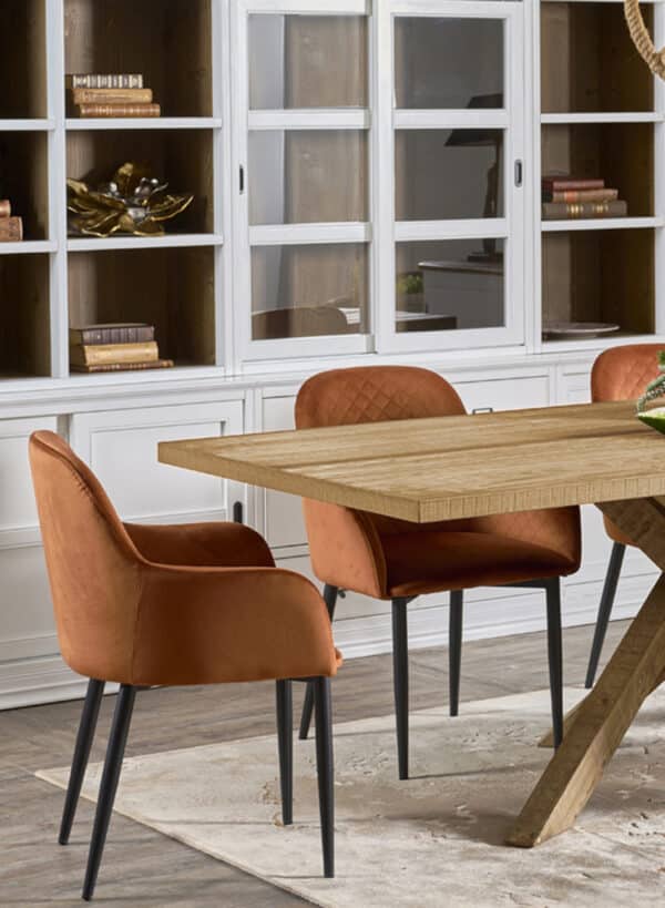 table à manger en bois massif associée aux fauteuils de table confortables VALENTINA