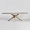 table à manger haut de gamme en bois de chêne, avec pied design en étoile, vue de face.
