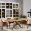 table à manger en bois massif associée aux fauteuils de table confortables VALENTINA