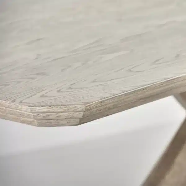 détail du plateau en bois de chêne avec une finition gris clair