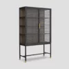 Buffet vitrine en chêne foncé, avec 2 portes, vue de trois-quarts.