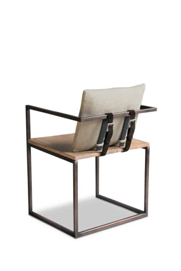 chaise de table en bois et métal, style Industriel Chic, coussin en tissu clair accroché par 2 ceintures noires, vue de dos