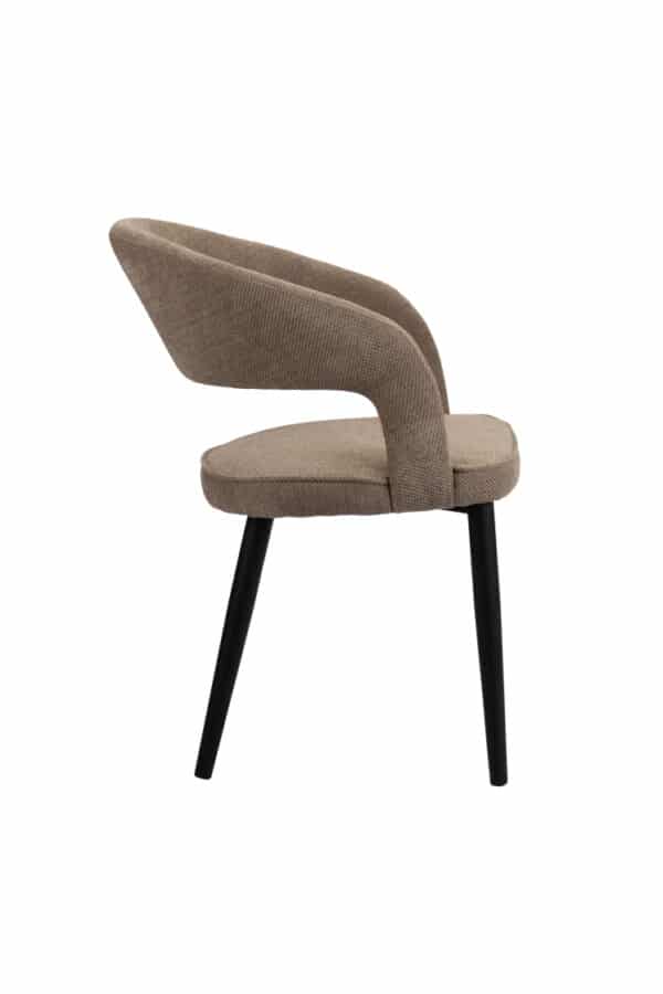 Chaise confortable au design contemporain en tissu brun, vue de profil.