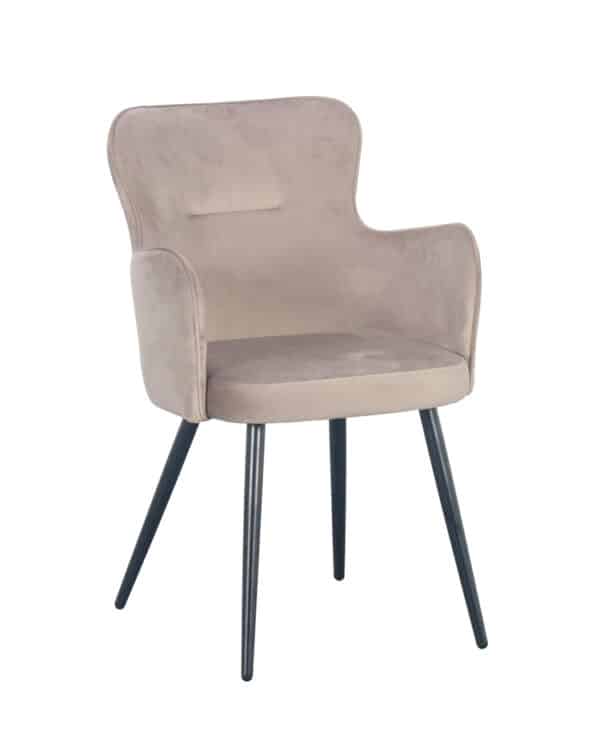 Chaise confortable moderne en tissu doux couleur sable et pieds en aluminium laqué noir.
