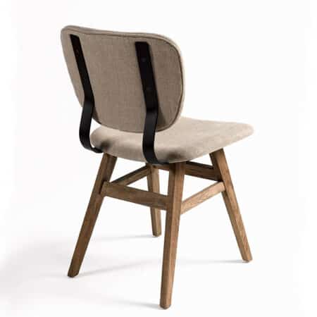 chaise de table avec assise et dossier en tissu beige clair, piétement en bois de chêne massif. Vue de dos.