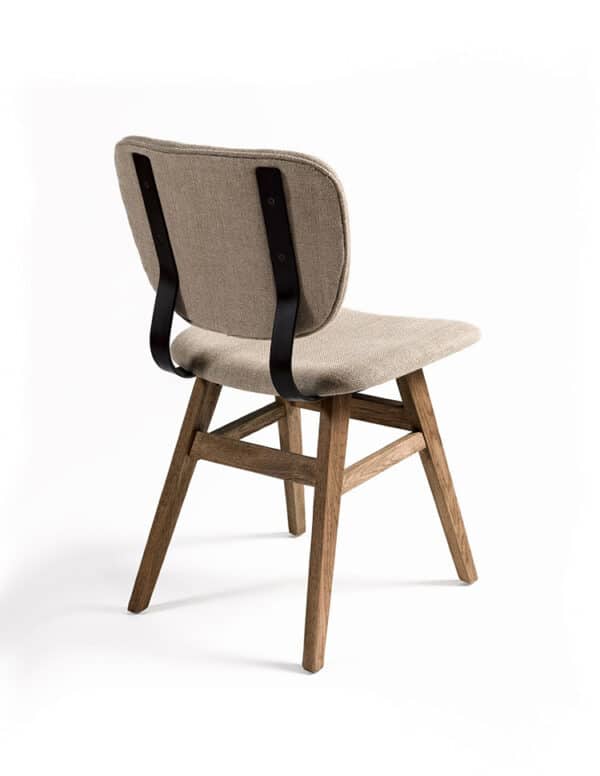 chaise de table avec assise et dossier en tissu beige clair, piétement en bois de chêne massif. Vue de dos.