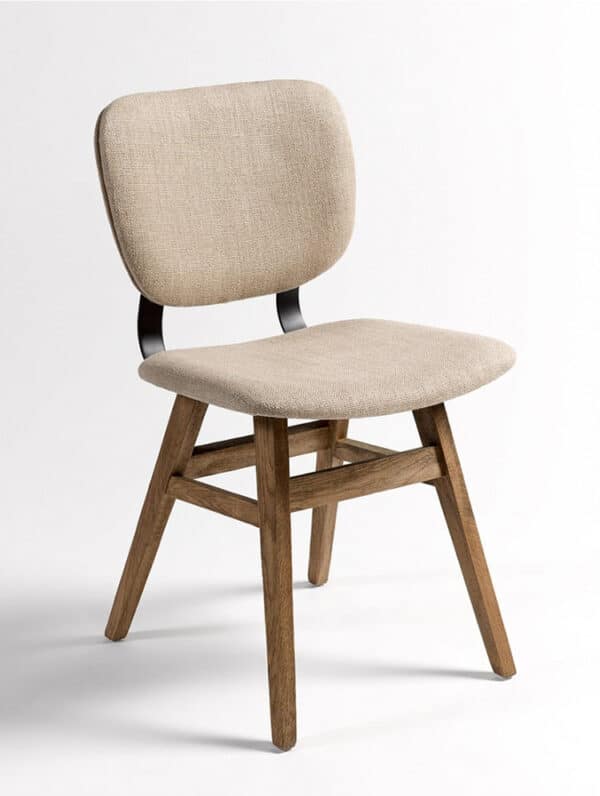 chaise de salle à manger en chêne massif naturel et métal avec assise et dossier en tissu clair.