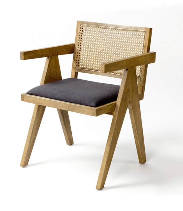 chaise de table en bois massif de chêne, cannage et assise rembourrée en tissu Lin foncé.