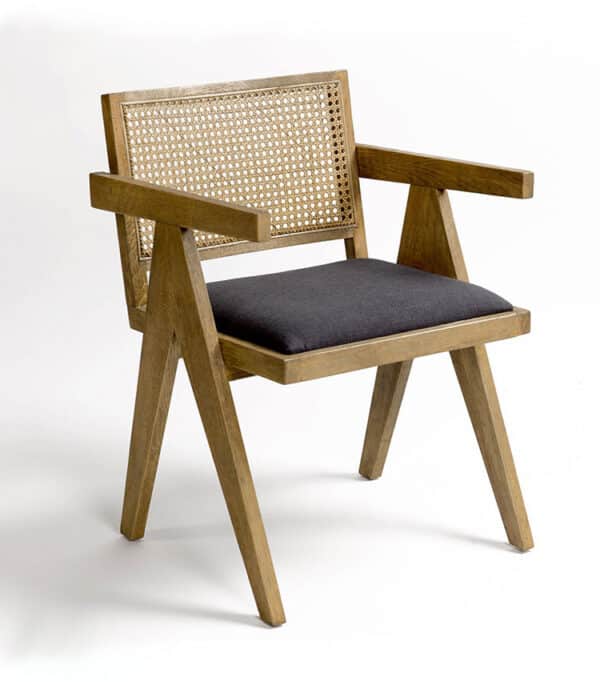 Chaise de table à manger en chêne massif avec accoudoirs, dossier légèrement incliné en cannage et assise en Lin de couleur foncé (gris anthracite).