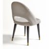 Chaise de table confortable en tissu blanc cassé, vue de dos