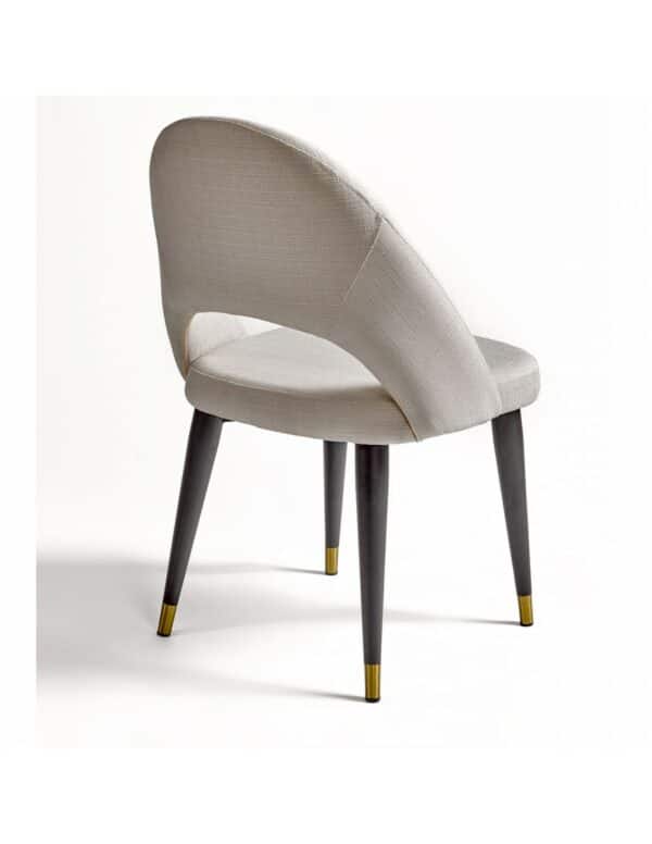Chaise de table confortable en tissu blanc cassé, vue de dos