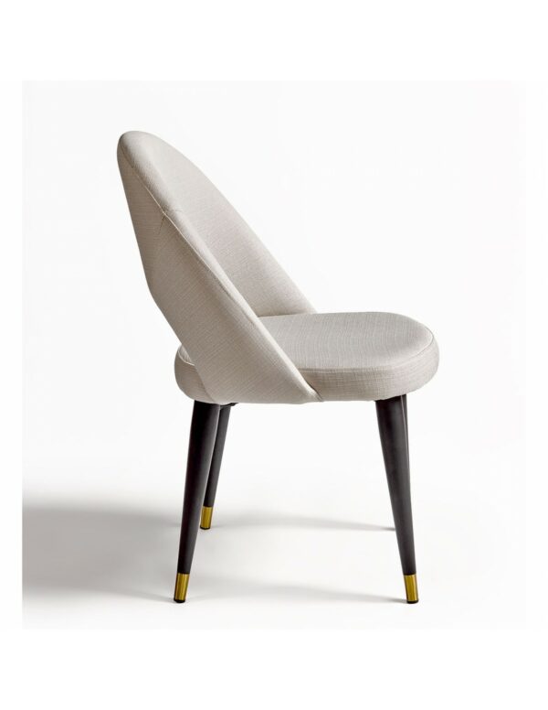 Chaise de table confortable en tissu blanc cassé, vue de profil