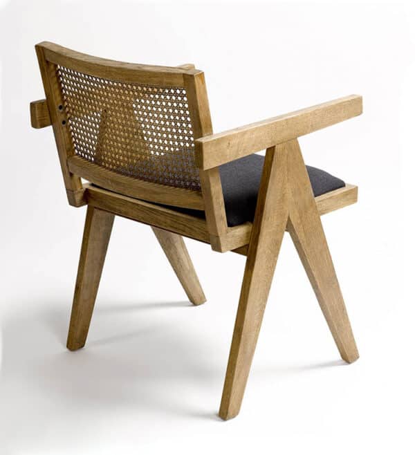 chaise de table en bois massif de chêne et cannage, vue de dos.