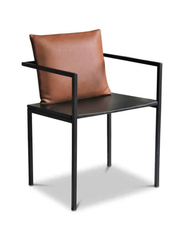 chaise de table avec accoudoirs au style Industriel Chic, avec assise en chêne noir, cadre en acier noir et dossier en cuir synthétique de couleur cognac.