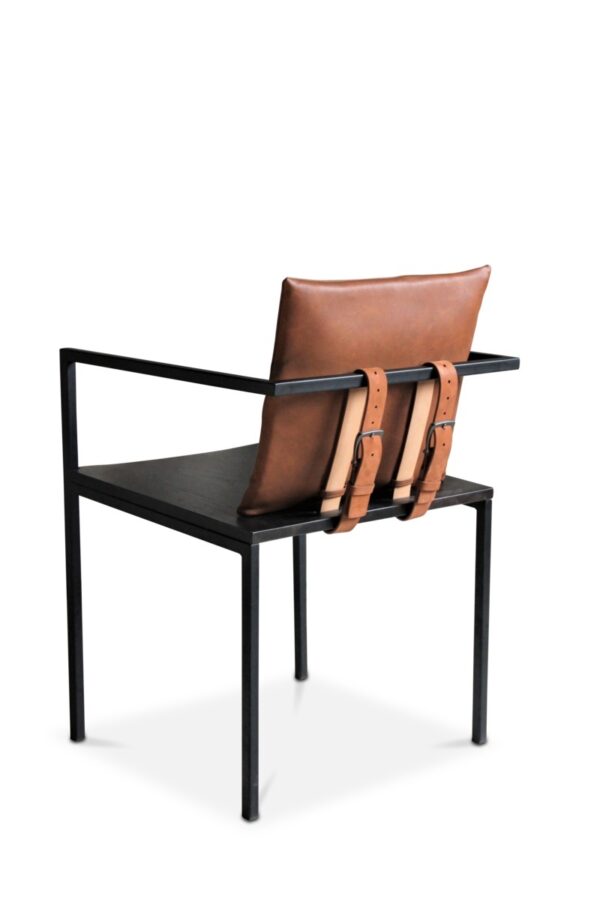 chaise de table en bois et métal, style Industriel Chic, coussin en cuir synthétique cognac accroché par 2 ceintures brunes, vue de dos