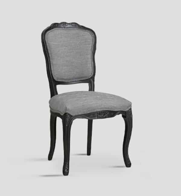 Chaise confortable de style Louis XV en hêtre massif laqué, vue de face.