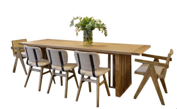 Ensemble composé d'une table à manger en chêne massif naturel et de chaises en chêne massif naturel et acier galbé
