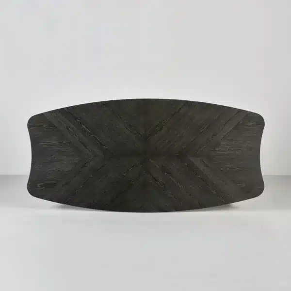 Le plateau en chêne foncé de forme ovale tonneau au design original