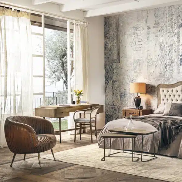 Chambre à coucher mettant en scène un lit matrimonial, un bureau avec sa chaise et le fauteuil en cuir Cognac