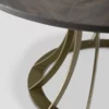 Détail du pied central en métal, de forme cylindrique, avec une finition laquée Antique Gold.