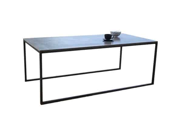 Table basse rectangulaire avec plateau céramique et piétement en métal fin de style minimaliste