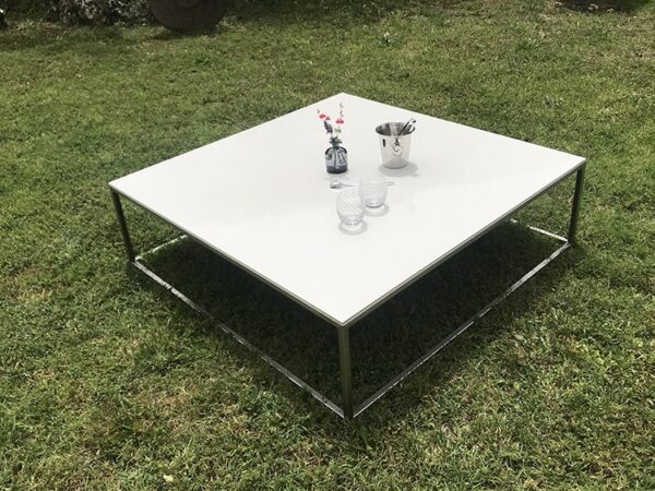 Grande table basse de jardin avec plateau en céramique et pied en inox brossé.