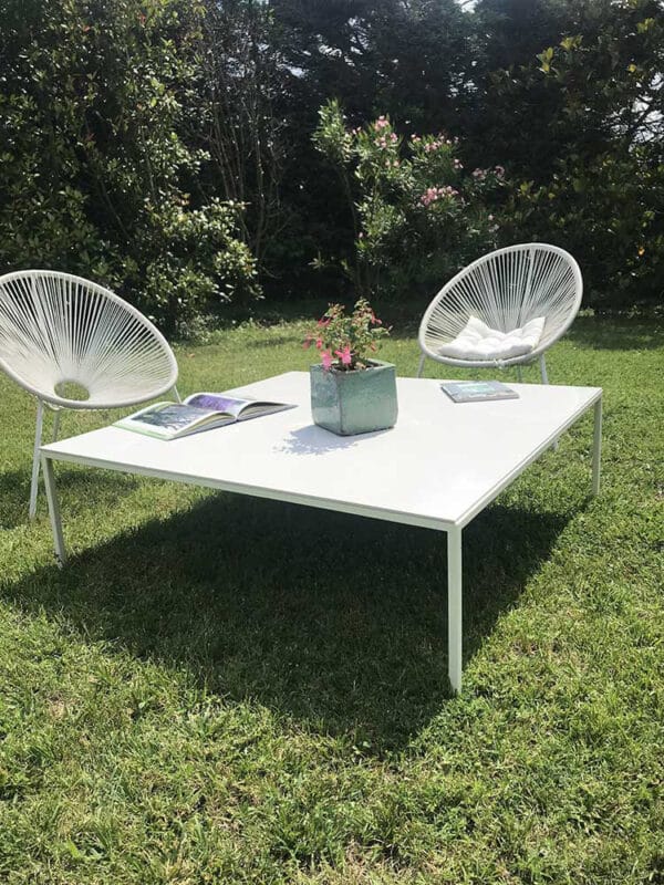 Table basse de jardin avec plateau blanc en céramique et pied en aluminium blanc thermolaqué.