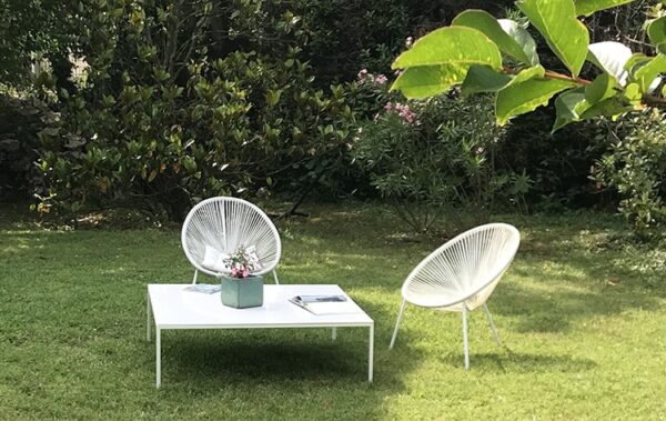 table basse de salon de jardin avec plateau en céramique blanche et piétement en aluminium blanc au design fin, minimaliste et élégant.