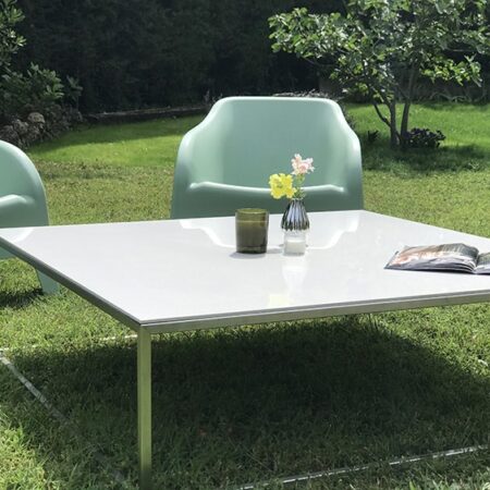 table basse de salon de jardin avec plateau en céramique blanche et piétement en inox au design fin, minimaliste et élégant.