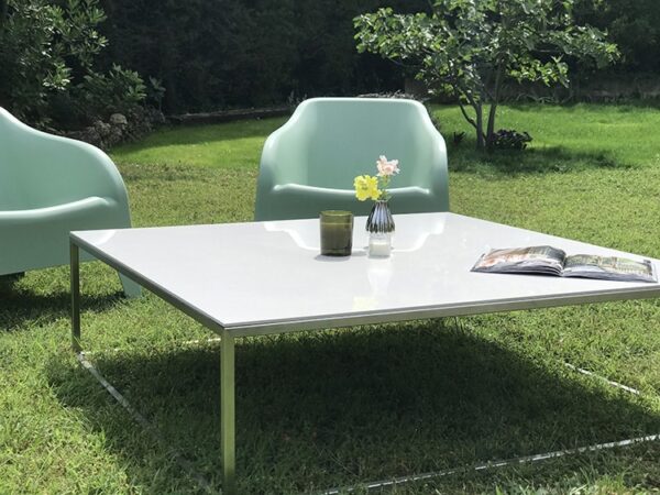 table basse de salon de jardin avec plateau en céramique blanche et piétement en inox au design fin, minimaliste et élégant.