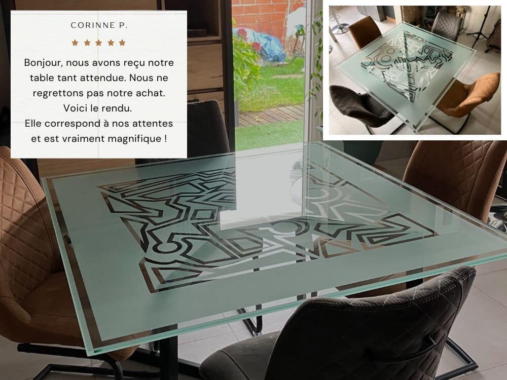 Avis client 5 étoiles pour la table de salle à manger avec plateau en verre trempé sablé de motifs design art déco