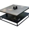 Table de salon carrée avec plateau en chêne massif grisé et piétement en métal avec étagère intégrée. Une table de salon au style Industriel et minimaliste à la fois.