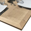 Plateau de table carré pour 4 à 8 personnes, en chêne massif naturel avec coupes à 90 degrés aux extrémités, pour une stabilité dimensionnelle accrue dans le temps.