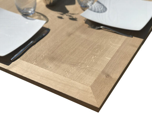 Plateau de table carré pour 4 à 8 personnes, en chêne massif naturel avec coupes à 90 degrés aux extrémités, pour une stabilité dimensionnelle accrue dans le temps.