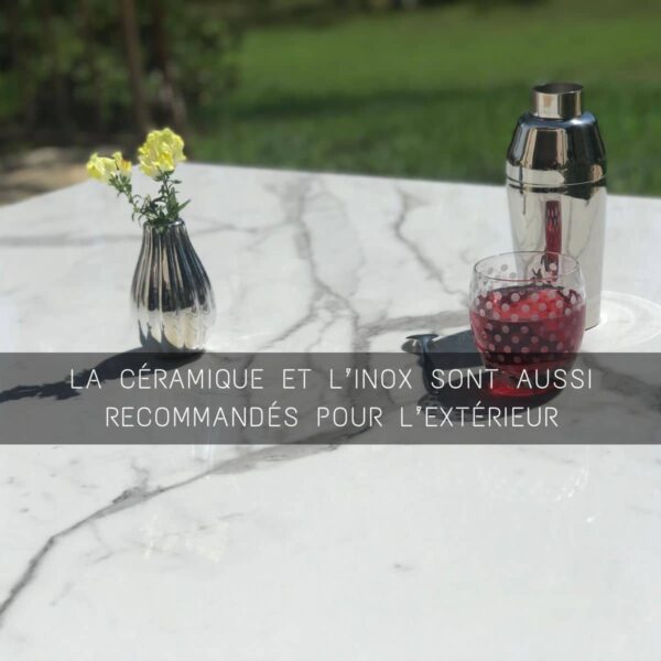plateau en céramique italienne haut de gamme effet marbre blanc avec veines grises.