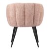 Détail du dossier arrondi de la chaise de salle à manger, en tissu de couleur Rose pastel avec ses pieds fuselés noirs. Vue depuis l'arrière.